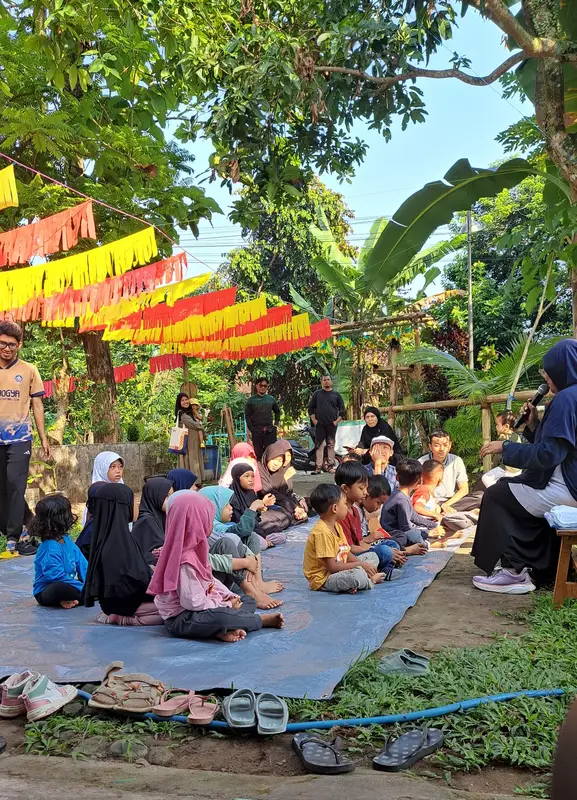 Kebersamaan keluarga Sayogya di halaman