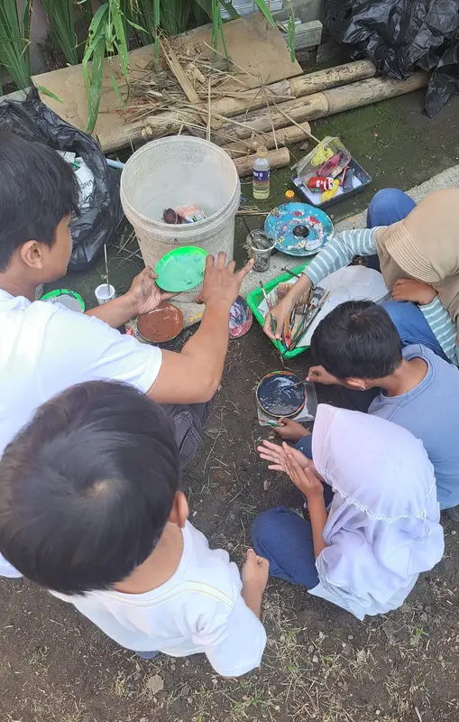 Bereksperimen dengan bahan di sekitar