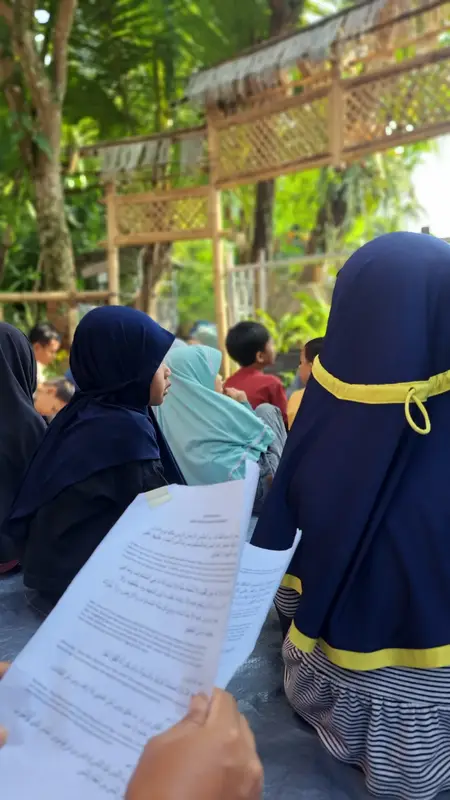 Menyusun karya dari bahan alam