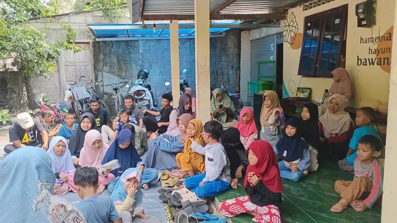 Kelompok belajar bersama warga kampung