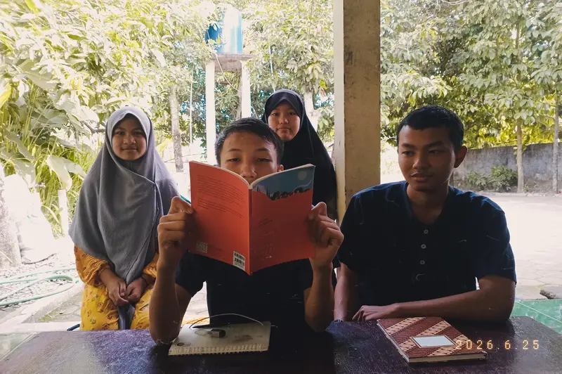 Membaca bersama warga