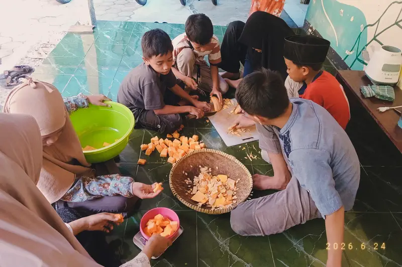 Bergerak bersama ternak di kampung