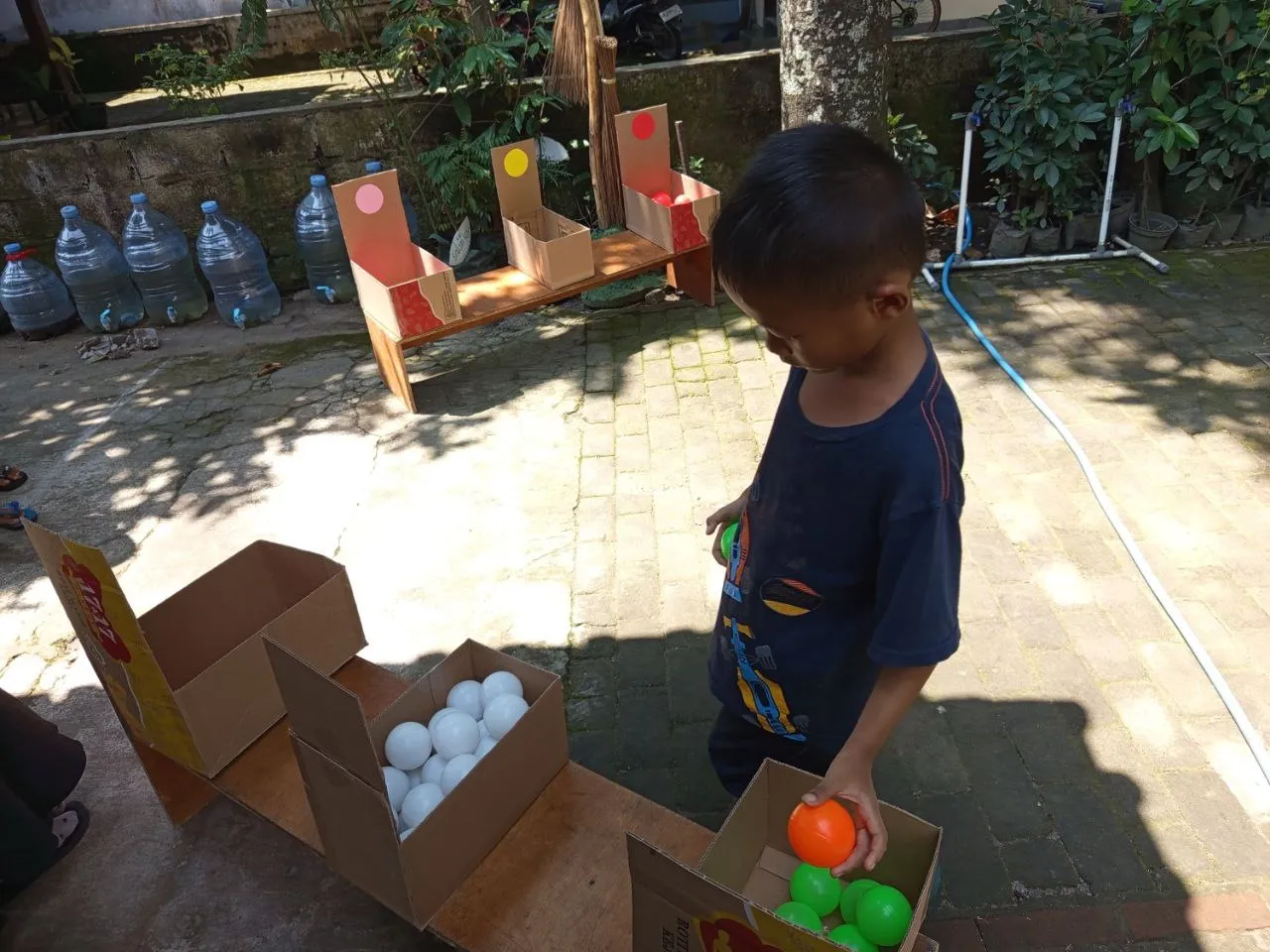 Anak bermain permainan edukatif di halaman